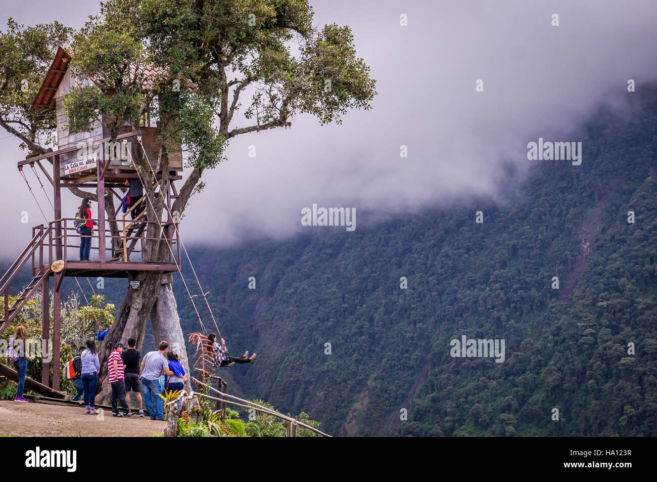 Treehouse altalena gigante nelle Ande Banos Ecuador Foto Stock