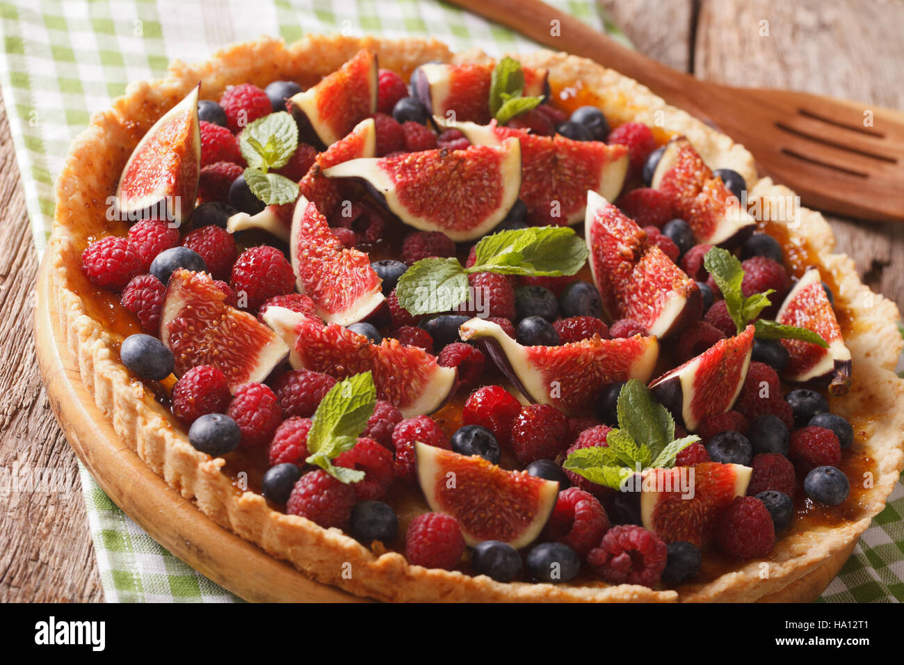 Deliziosa torta con frutta fresca e bacche close up sul tavolo orizzontale. Foto Stock