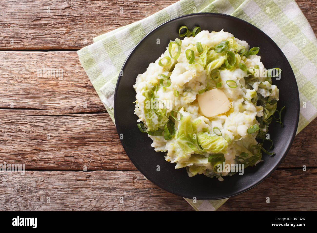 Irish colcannon - purea di patate con cavolo verza e burro closeup sul tavolo. vista orizzontale dal di sopra Foto Stock
