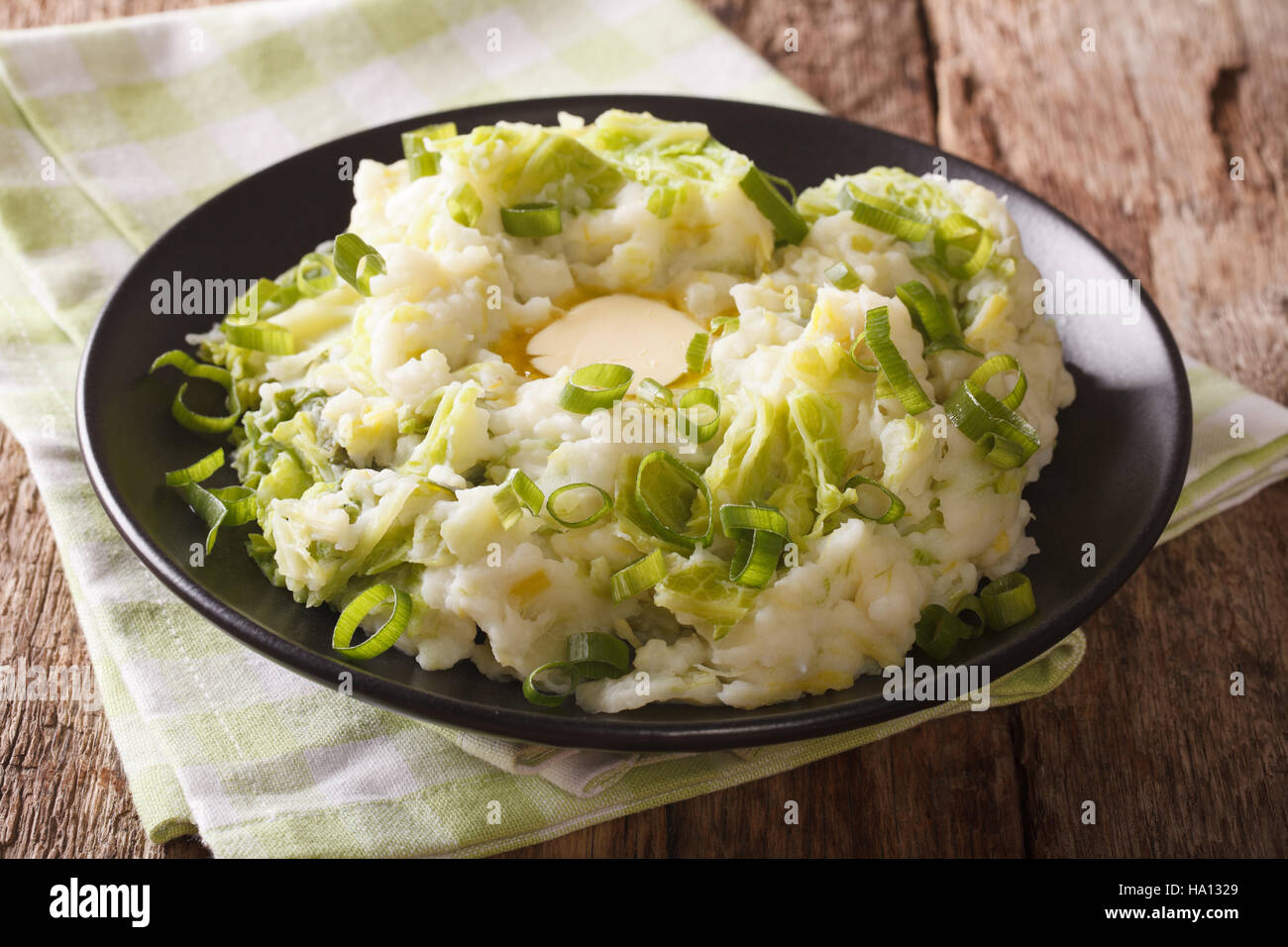 Colcannon il tradizionale piatto irlandese con purea di patate e cavolo verza closeup. Posizione orizzontale Foto Stock