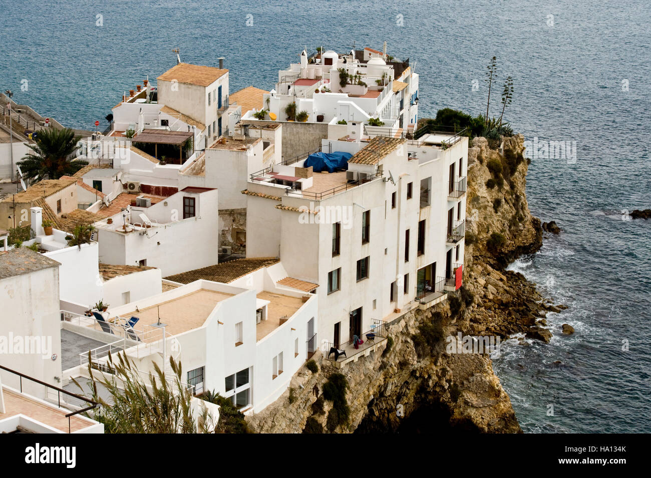 Vista della città vecchia di Ibiza (Ibiza), le cui case sono costruite su uno sperone di roccia all'entrata del porto Foto Stock