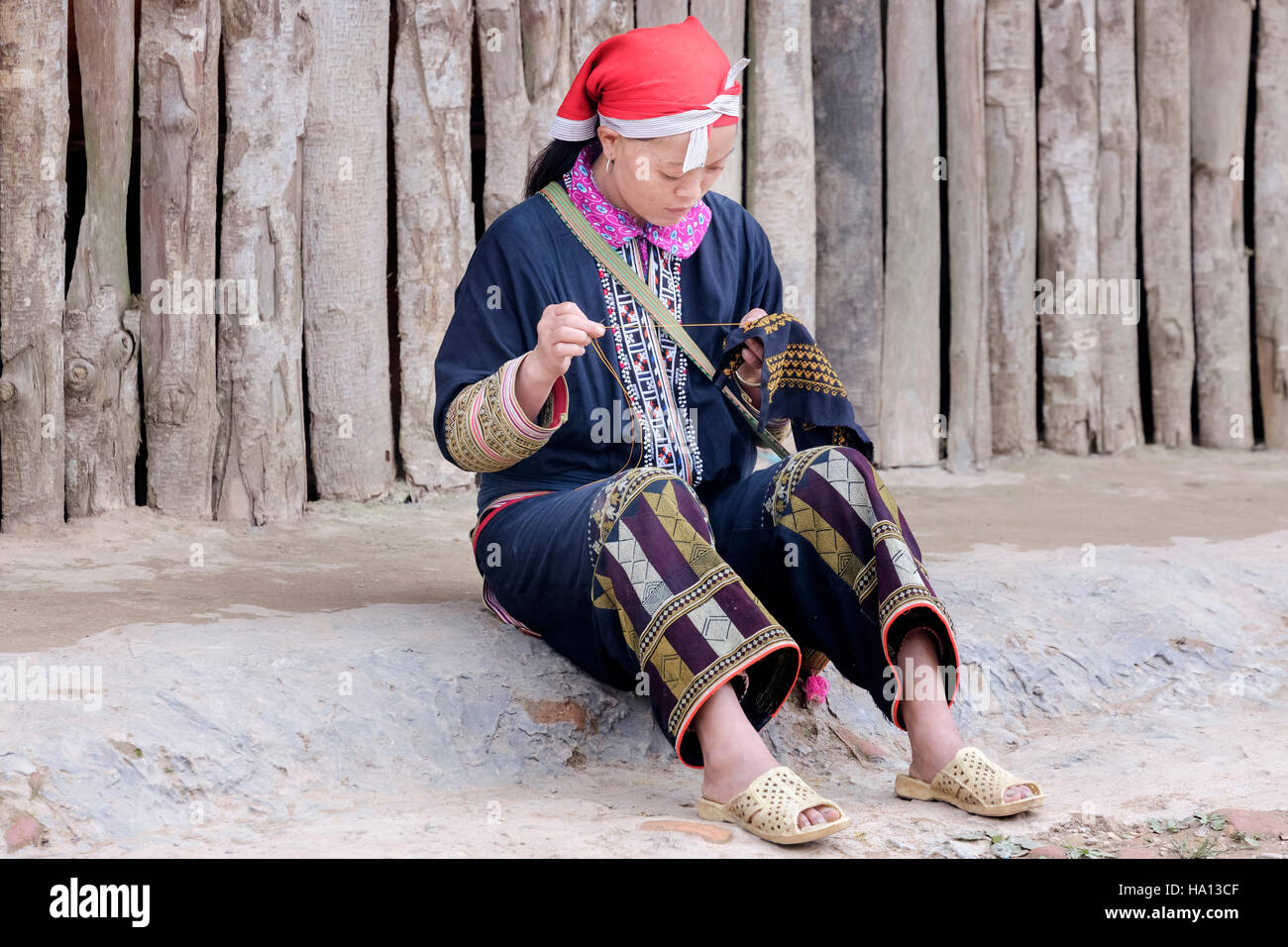 Etnica Dzao rosso donna cucito sulla strada di Ta Phin, Lao Cai di Sapa, il Vietnam Asia Foto Stock