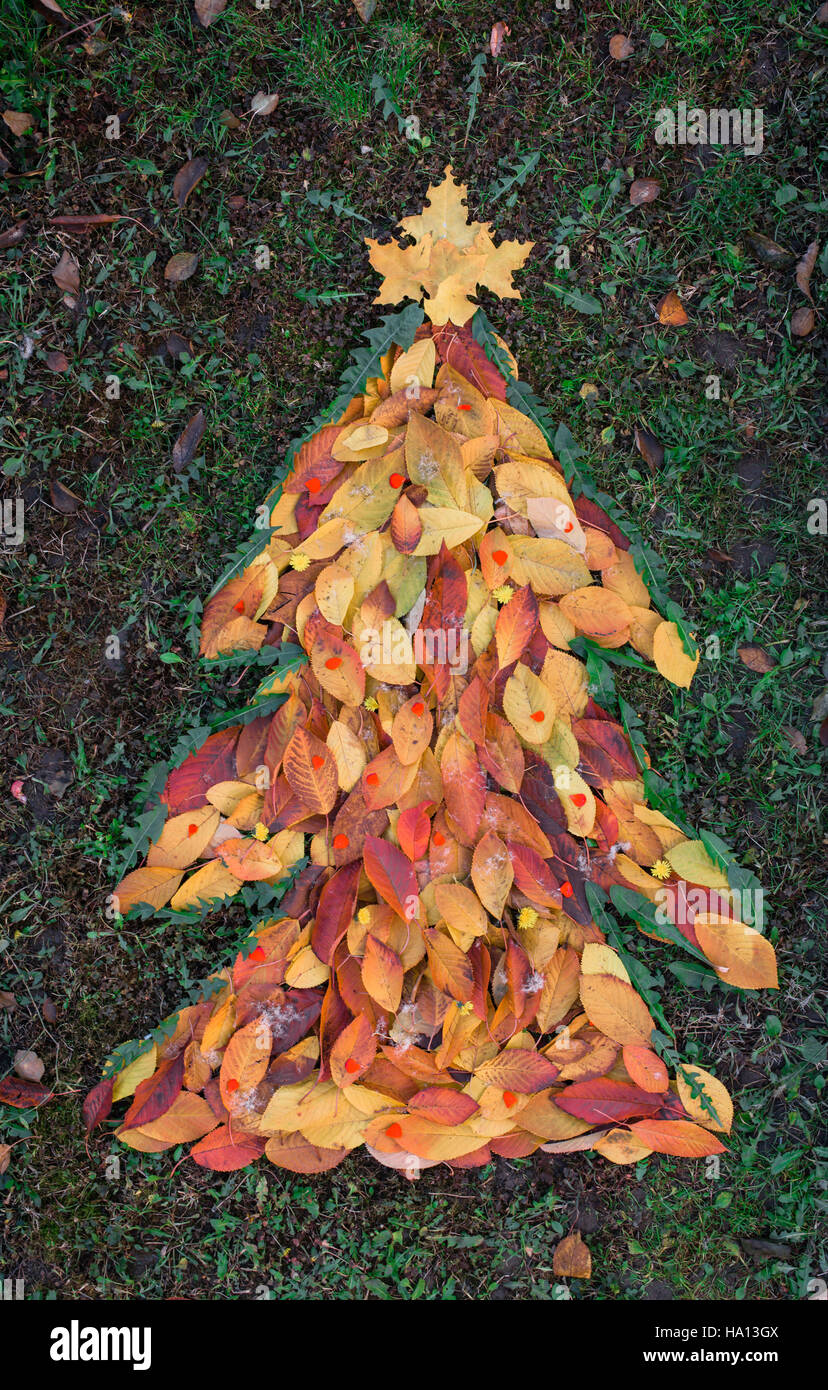 Albero di Natale fatto di foglie Foto Stock