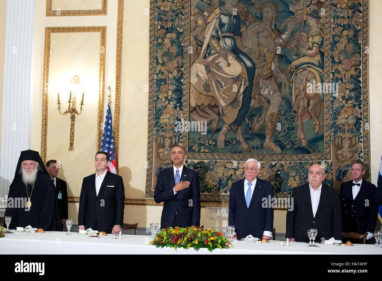 Stati Uniti Il presidente Barack Obama e il presidente Greco Prokopis Pavlopoulos (destra) stand per gli Stati Uniti Inno nazionale durante lo stato cena presso il Palazzo Presidenziale Novembre 15, 2016 ad Atene, in Grecia. Foto Stock