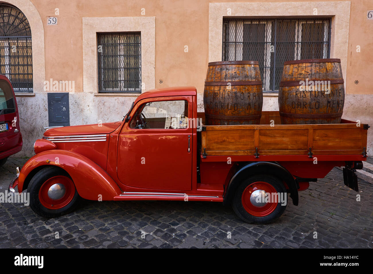 Red van con botti da vino caricato, vintage Foto Stock