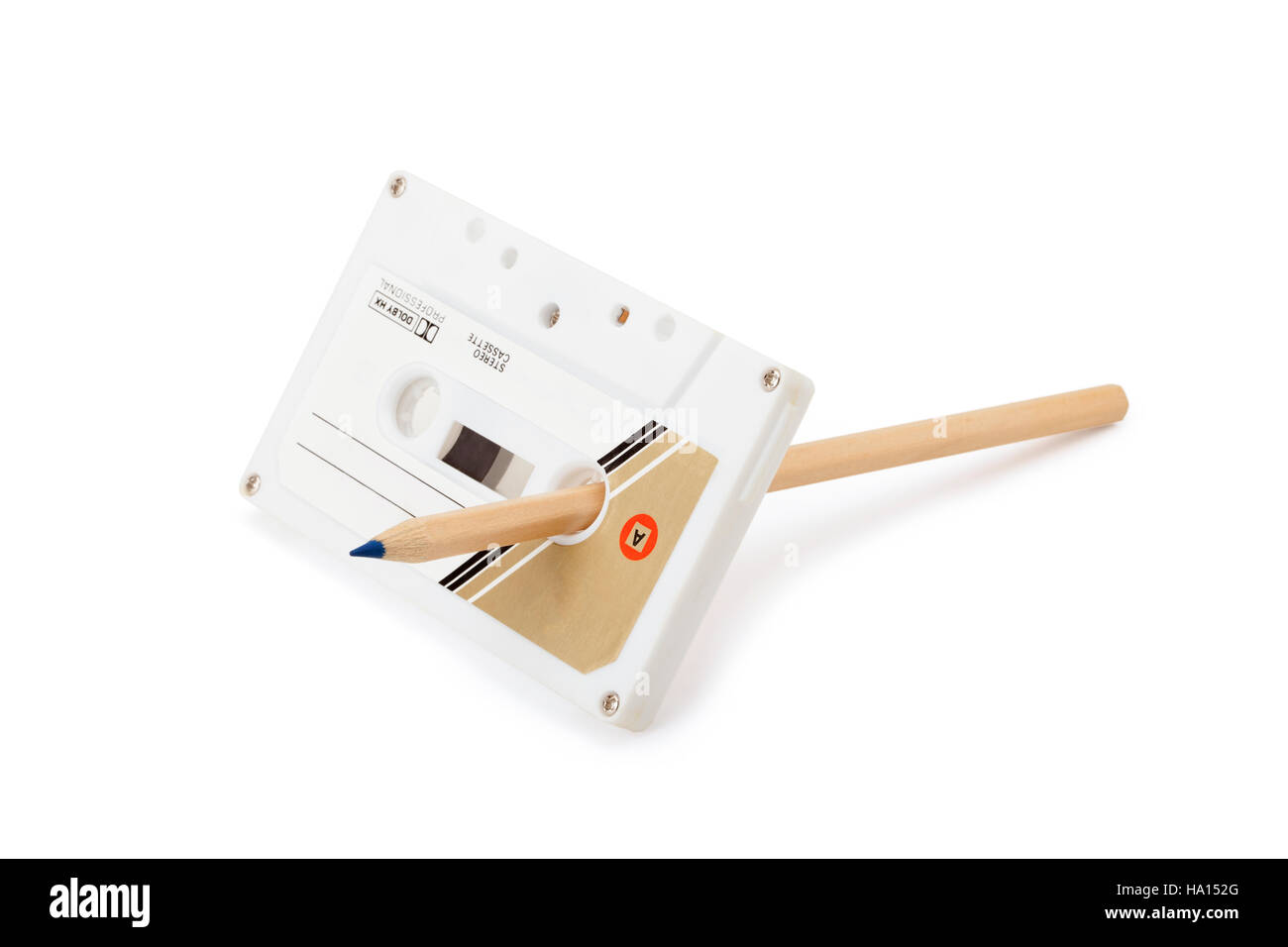 Cassetta classico riavvolgere il nastro con la matita isolato su sfondo  bianco con il percorso Foto stock - Alamy