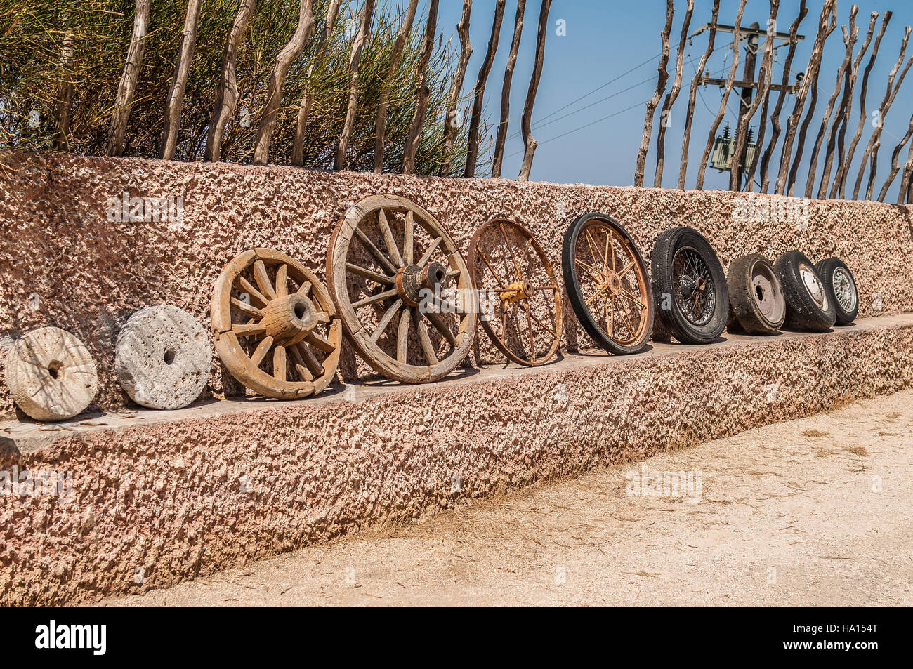 L'evoluzione della ruota a partire da una mola di pietra e terminante con  un acciaio-belted pneumatico radiale Foto stock - Alamy