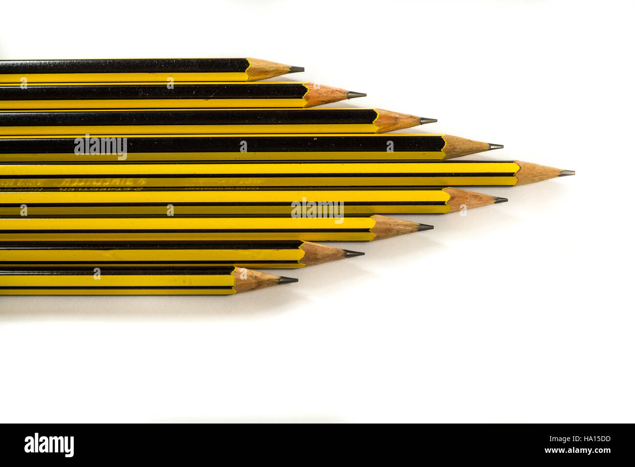Giallo e nero matite staedtler disposti in una freccia Foto stock - Alamy