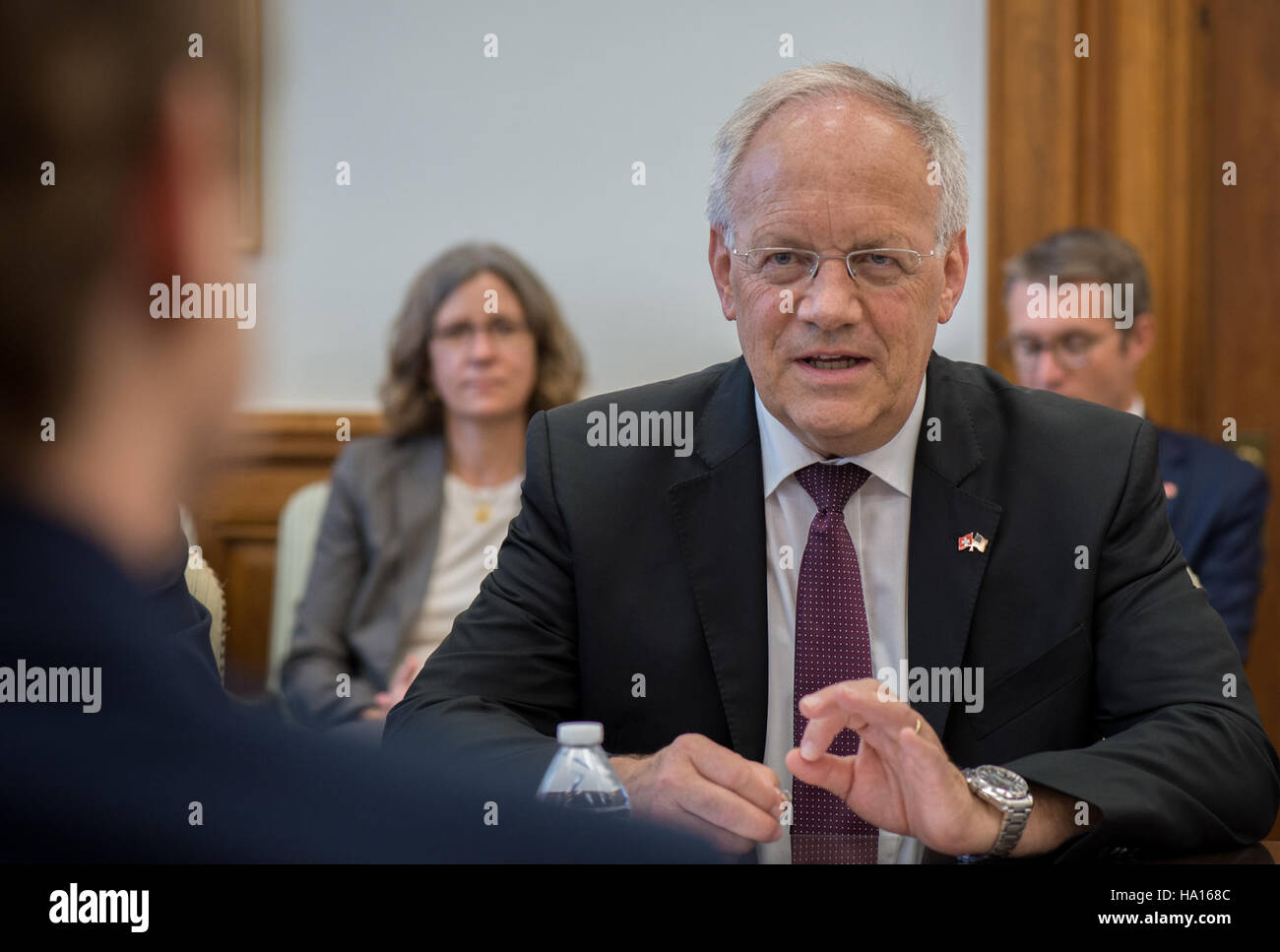 Questa immagine mette in evidenza l'accordo di equivalenza biologica stipulato dall'USDA con la Svizzera, promuovendo il commercio internazionale di prodotti agricoli biologici, garantendo al contempo la sicurezza alimentare e la sostenibilità ambientale. Foto Stock