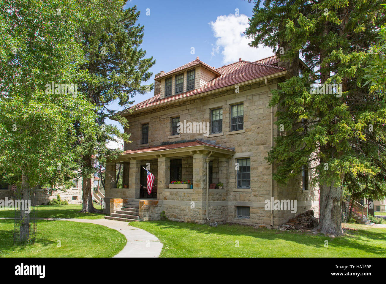 20703083823 yellowstonenps Fort Yellowstone, Campo ufficiale di Quarti (1909) Foto Stock