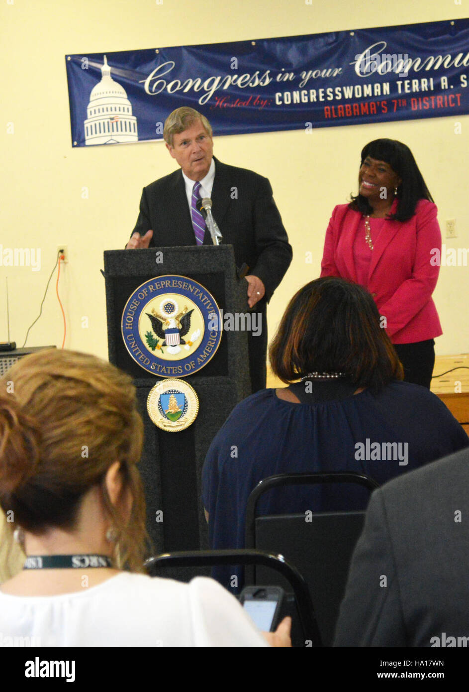 Il segretario all'agricoltura Tom Vilsack e la deputata Terri Sewell hanno partecipato all'inaugurazione di un impianto di trattamento delle acque reflue a Whitehall, ricevendo finanziamenti USDA. Il progetto fornirà servizi essenziali sia alle aree residenziali che commerciali, sostenendo le infrastrutture locali e la salute della comunità. Foto Stock