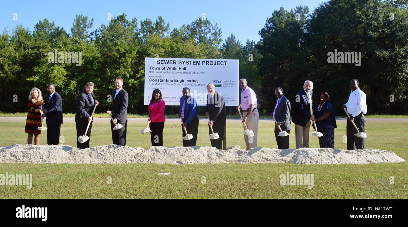 Nell'agosto del 2015, il segretario all'agricoltura degli Stati Uniti Tom Vilsack e la deputata Terri Sewell hanno partecipato all'inaugurazione di un impianto di trattamento delle acque reflue finanziato dall'USDA a White Hall, Alabama. Il progetto mira a migliorare le infrastrutture locali e la salute pubblica fornendo un moderno trattamento delle acque reflue. Foto Stock