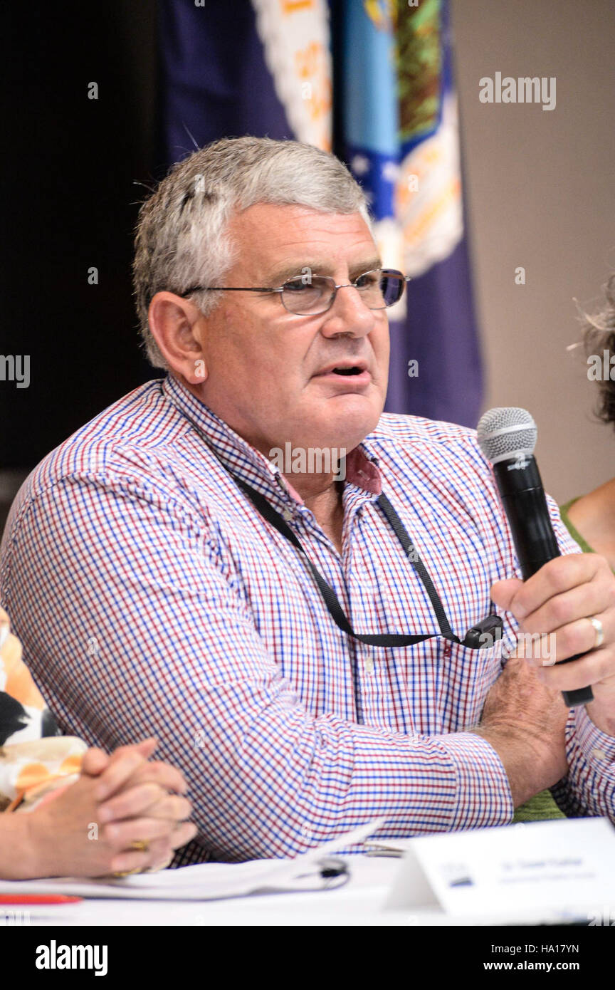 Il servizio di ispezione sanitaria per animali e vegetali (APHIS) dell'USDA si occupa della gestione e del controllo dei focolai di influenza aviaria ad alta patogenicità (HPAI). Ciò comprende il monitoraggio e la mitigazione della diffusione della malattia nelle popolazioni di uccelli, garantendo la protezione delle industrie agricole e della fauna selvatica. Il programma si concentra sulle misure di biosicurezza e di controllo delle malattie per prevenire futuri focolai. Foto Stock