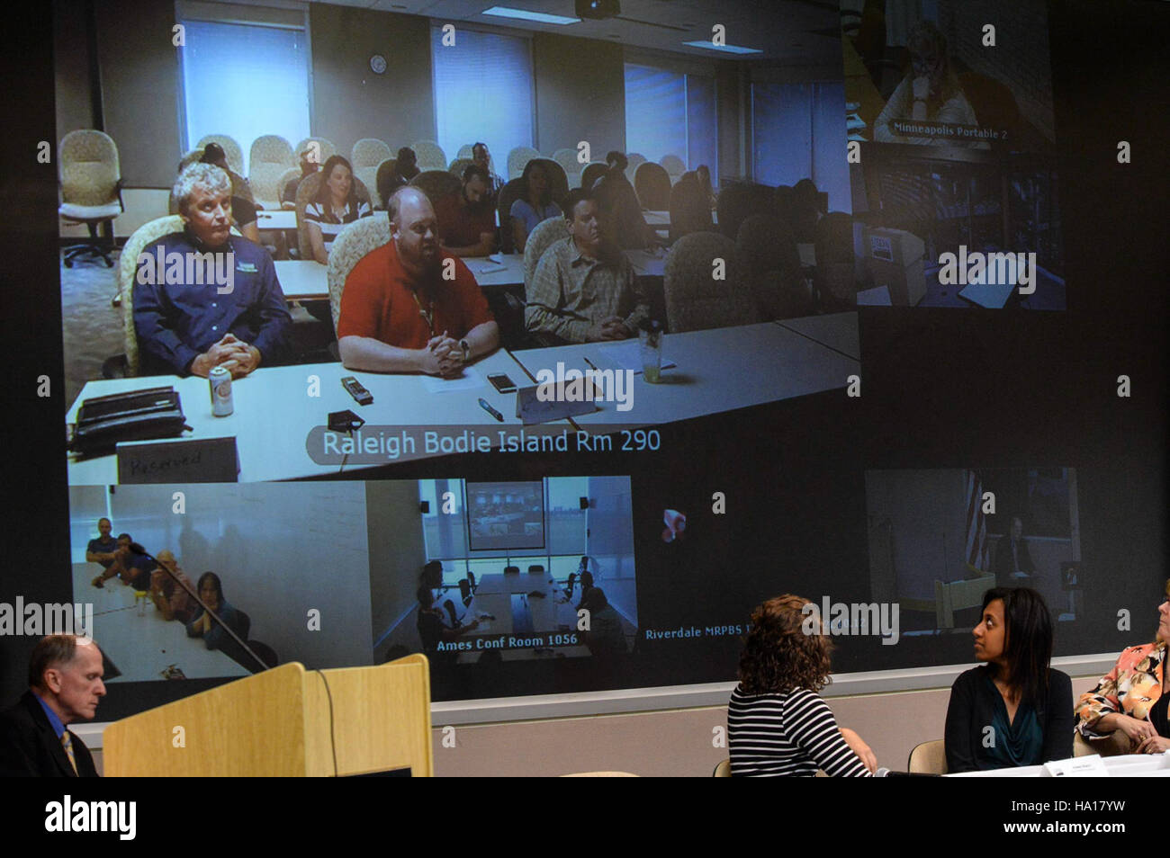 La risposta del Dipartimento dell’Agricoltura degli Stati Uniti all’influenza aviaria ad alta patogenicità (HPAI) comporta strategie di sorveglianza e contenimento per proteggere le popolazioni di pollame e uccelli selvatici. Gli sforzi si concentrano sul monitoraggio e sulla mitigazione della diffusione del virus. Foto Stock