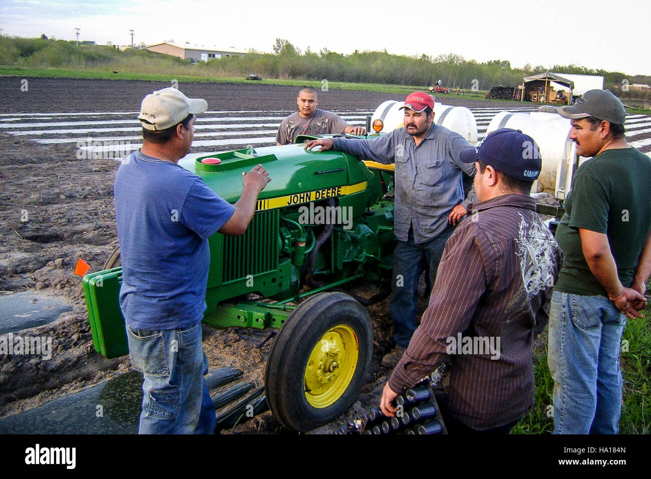 I membri cooperativi di varie organizzazioni agricole si incontrano per sviluppare un piano strategico per il lavoro della giornata. Questo sforzo collaborativo rientra nell'impegno dell'USDA a sostenere l'agricoltura locale e a garantire una gestione efficiente delle risorse. Foto Stock