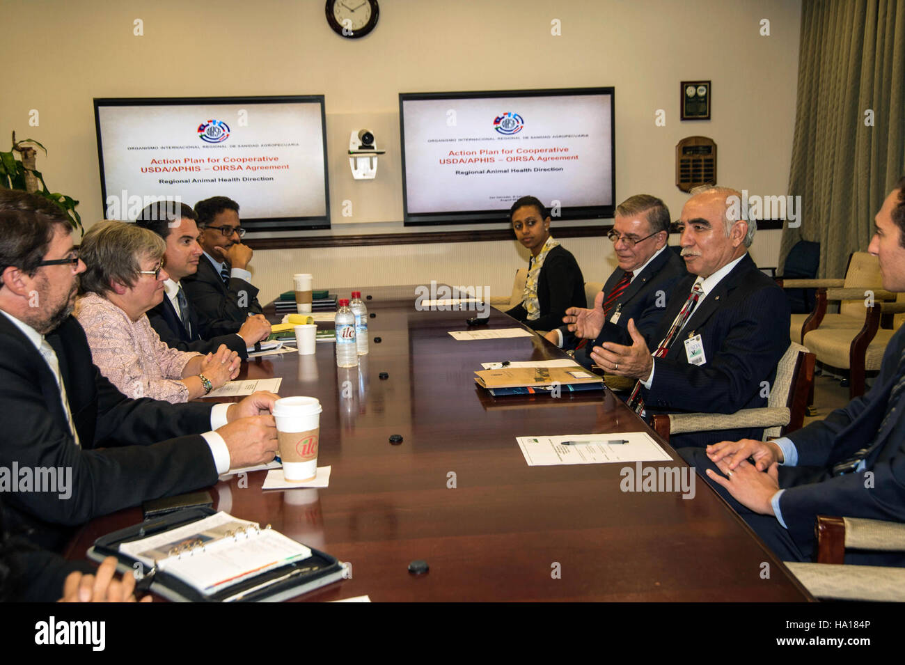 APHIS collabora con i partner per gestire e monitorare l'afta epizootica (afta epizootica) attraverso il MOU IROPAH, volto a prevenire la diffusione della malattia nelle regioni agricole. Foto Stock