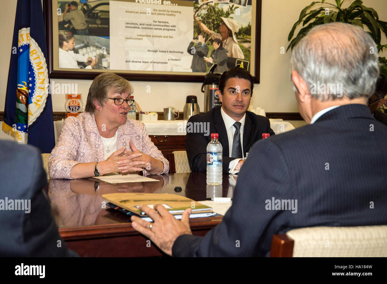 L’APHIS (Animal and Plant Health Inspection Service) dell’USDA collabora con l’IROPAH per migliorare i programmi sanitari agricoli, concentrandosi sulla prevenzione dell’afta epizootica e di altri problemi di salute degli animali. Foto Stock