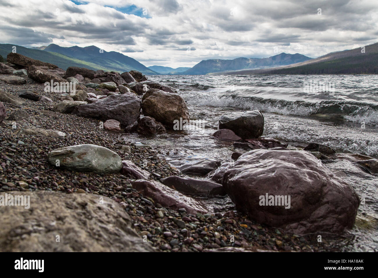 Il Lake McDonald Lodge nel Glacier National Park offre vedute panoramiche delle montagne circostanti e della riva del lago, rendendolo una destinazione popolare per i visitatori che cercano di sperimentare la natura e le attività all'aperto in uno splendido ambiente naturale. Foto Stock