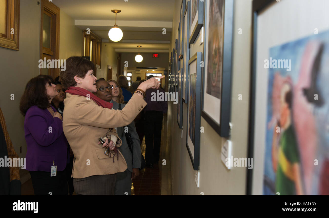 Il Children's Painting Programme, sostenuto dal programma delle Nazioni Unite per l'ambiente, coinvolge i giovani nella consapevolezza ambientale attraverso l'arte. Mira a promuovere la creatività e allo stesso tempo educare i giovani sulla conservazione della natura e sulle questioni ambientali globali. Foto Stock