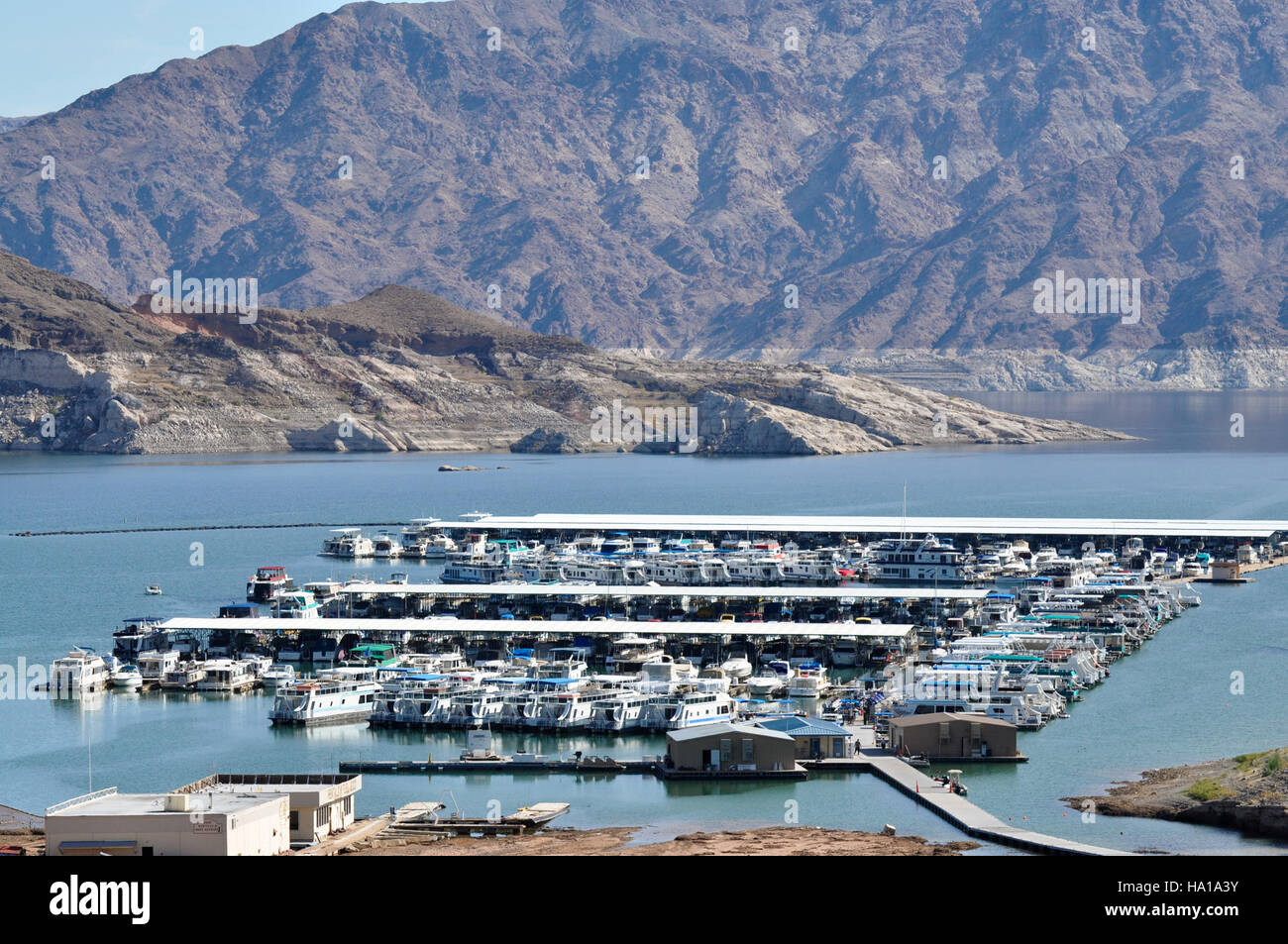Callville Bay, situata nell'area ricreativa nazionale del lago Mead, è famosa per la sua bellezza paesaggistica e le opportunità ricreative. L'immagine cattura le tranquille acque della baia, circondate da montagne, offrendo un luogo popolare per la nautica da diporto e gli sport acquatici. Foto Stock