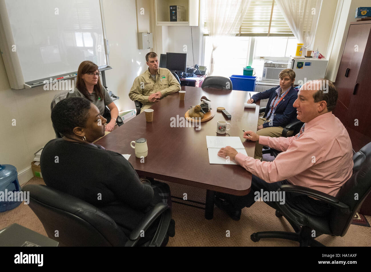 APHIS Wildlife Services, parte dell'USDA, sostiene gli sforzi globali di conservazione della fauna selvatica, anche in Afghanistan. Lavorano per affrontare le minacce per la salute della fauna selvatica e garantire una gestione sostenibile delle popolazioni animali. Il loro ruolo comprende la ricerca, la protezione delle specie e il monitoraggio delle malattie della fauna selvatica per promuovere la salute umana e animale attraverso i confini nazionali e internazionali. Foto Stock