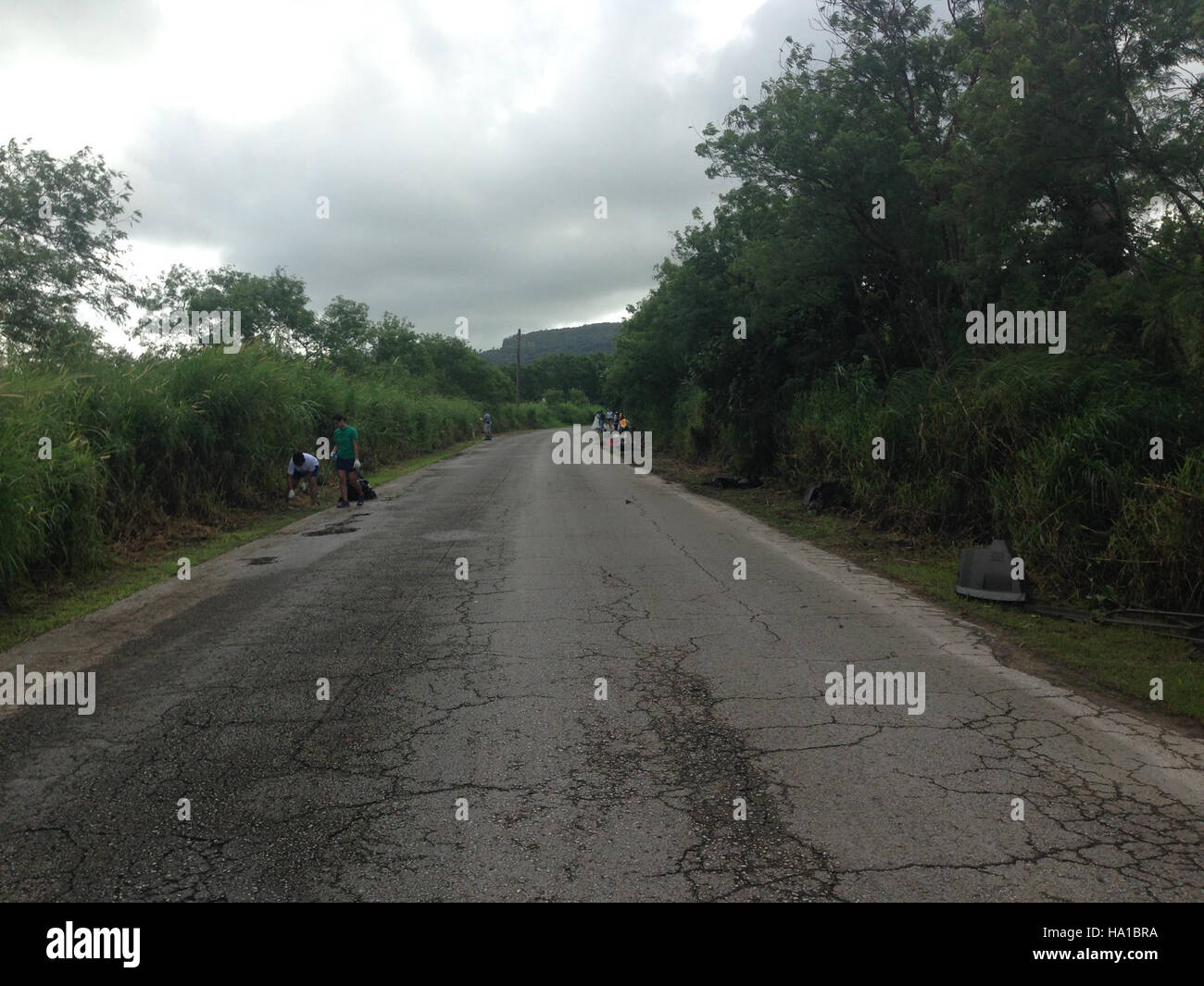 Una potente immagine della Guerra nel Pacifico, che cattura l'impatto ambientale delle attività belliche nel Pacifico, enfatizzando l'interazione tra conflitto umano e sistemi ecologici. Foto Stock