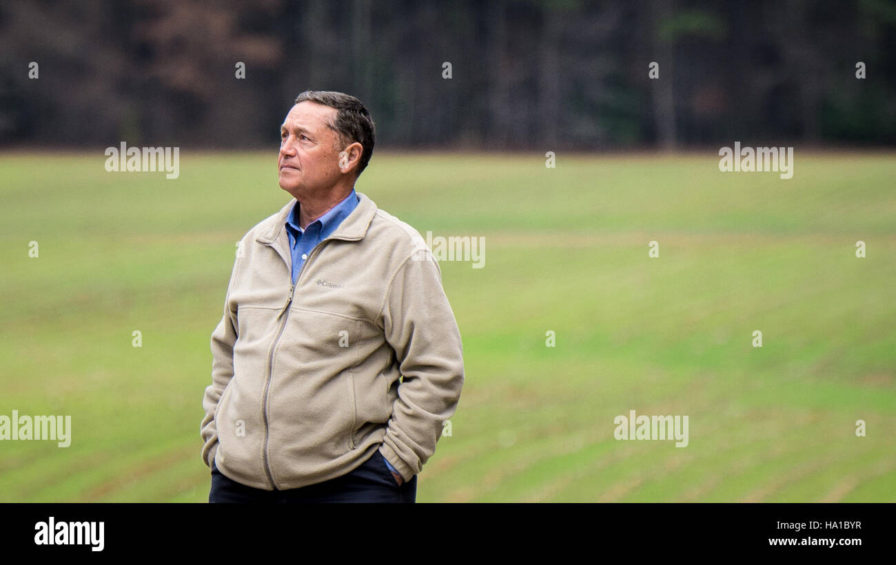 Wakefield, Virginia, conosciuta come la capitale mondiale delle arachidi, mette in mostra il suo ricco patrimonio agricolo. La regione è specializzata in arachidi e altre colture come il cotone, con il sostegno continuo dei programmi USDA per l'agricoltura sostenibile e la gestione del territorio. Foto Stock