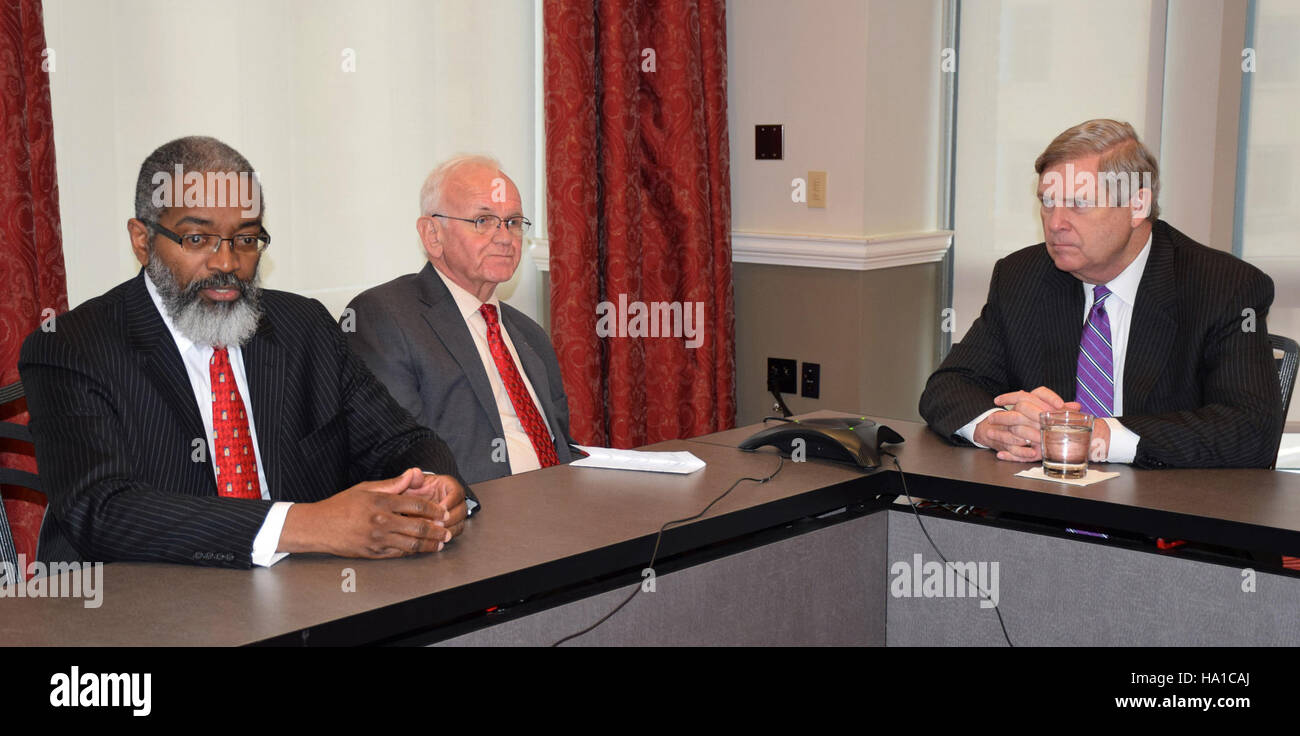 Il segretario all'agricoltura Tom Vilsack ha partecipato a un municipio della USDA Strikeforce presso l'Ohio State University. L'iniziativa si è concentrata sul sostegno alle comunità rurali fornendo risorse e migliorando la sostenibilità agricola nelle zone sottoservite. Il segretario Vilsack ha incontrato i leader locali per discutere le strategie per migliorare le condizioni economiche rurali e le pratiche agricole. Foto Stock