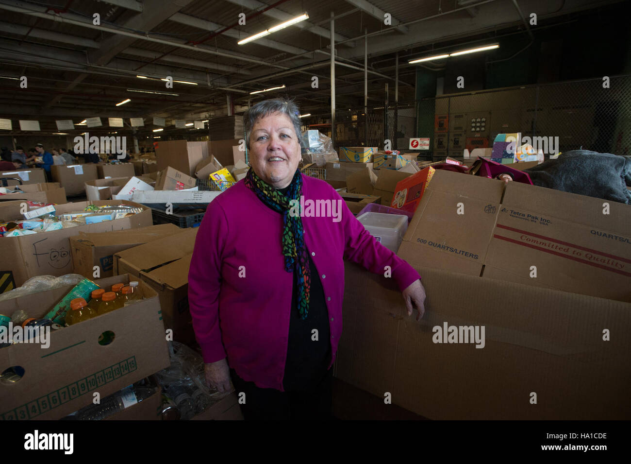La Community FoodBank of New Jersey, in collaborazione con l'USDA, fornisce servizi di nutrizione in caso di catastrofi, fornendo risorse alimentari essenziali in risposta a disastri naturali come l'uragano Sandy e la tempesta tropicale Lee, sostenendo le famiglie bisognose. Foto Stock