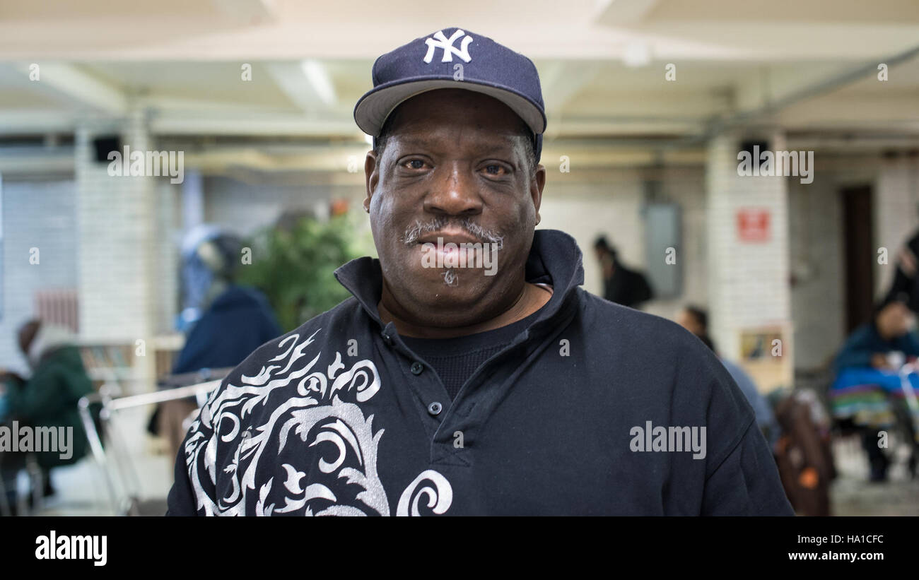 L'USDA Food and Nutrition Service (FNS) sostiene programmi di ristorazione come la St. Ann's Soup Kitchen di Newark, New Jersey, fornendo servizi essenziali di distribuzione di cibo e nutrizione a coloro che ne hanno bisogno. Foto Stock