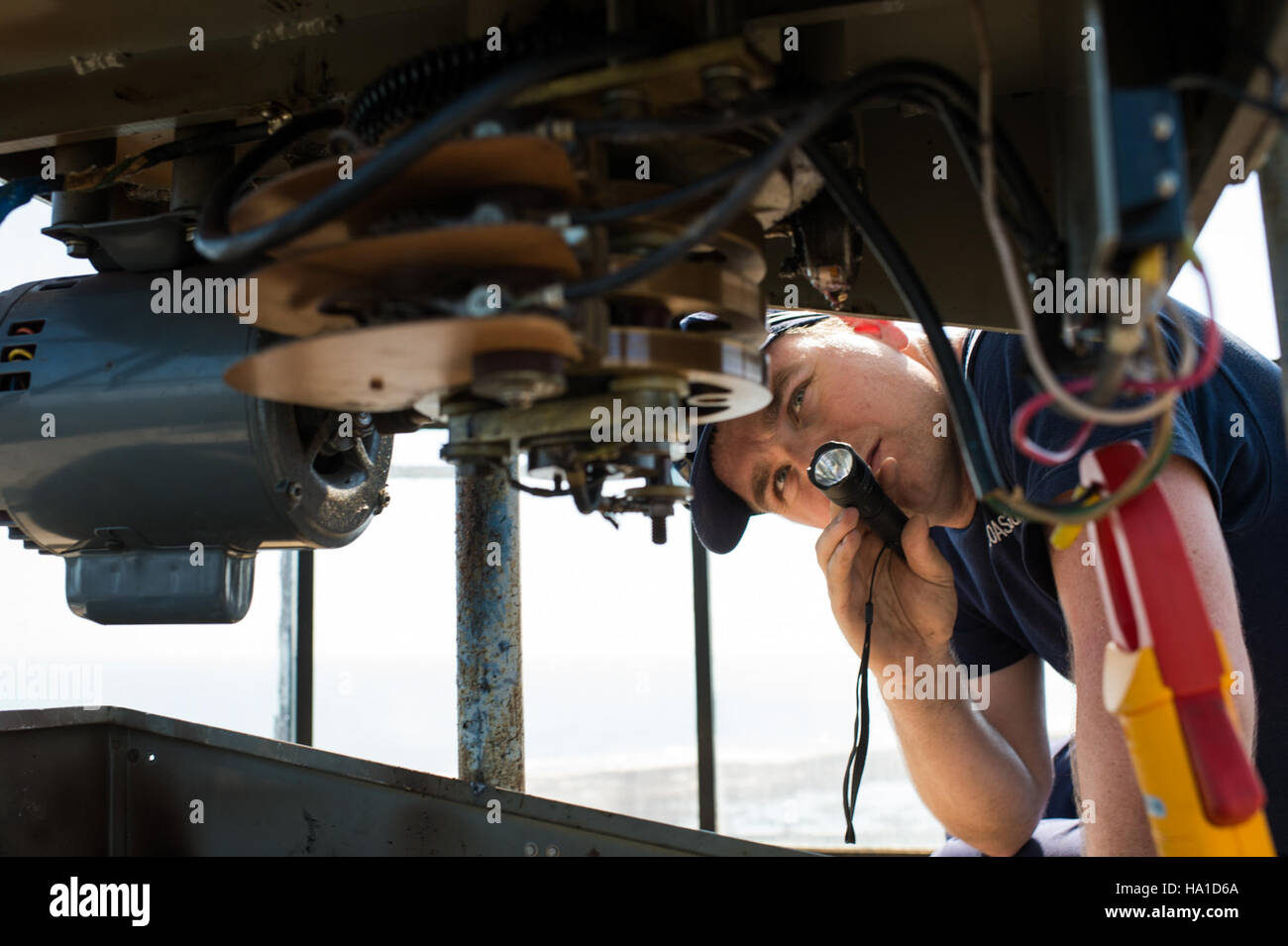 Al Cape Hatteras National Seashore, i ranger del parco ispezionano lo storico faro, una parte vitale del patrimonio marittimo della regione. La luce è una caratteristica iconica del parco, che attrae sia i visitatori che la fauna selvatica, preservando al contempo la storia e le bellezze naturali della zona. Foto Stock