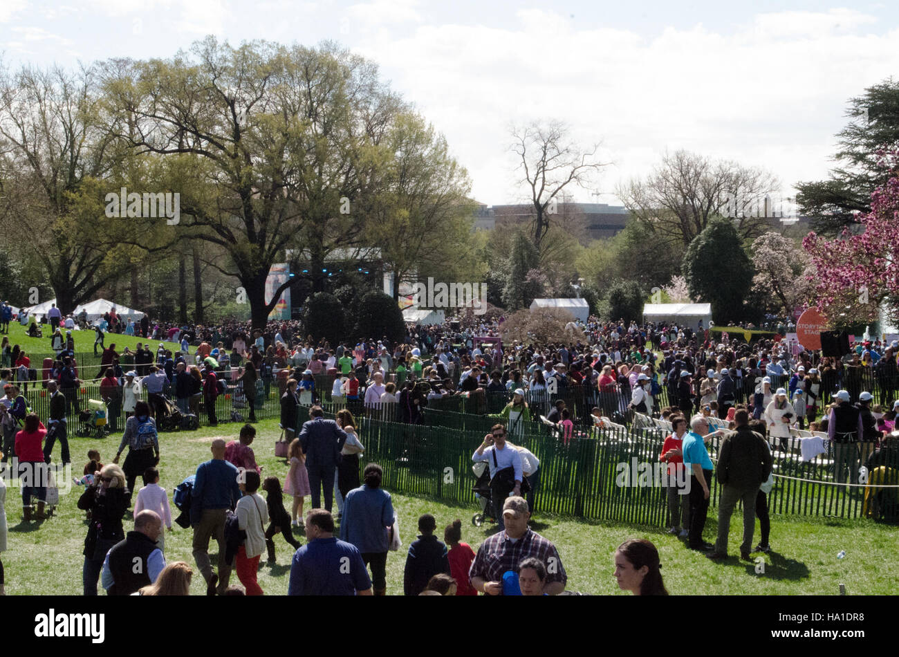 Il 138th White House Easter Egg Roll presentava giochi, musica, dimostrazioni di cucina e un Easter egg roll. Ospitato dalla First Lady Michelle Obama e dal presidente Barack Obama, l'evento ha promosso il divertimento per la famiglia e la vita sana, celebrando le tradizioni statunitensi e favorendo il senso di comunità. Foto Stock