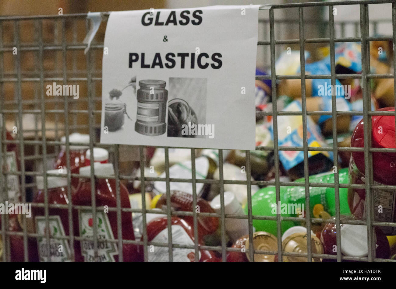 Il Food and Nutrition Service dell'USDA collabora con la Capital area Food Bank per distribuire prodotti freschi e donazioni di cibo alle comunità di Washington D.C. il programma si concentra sulla sicurezza alimentare e l'assistenza nutrizionale per i residenti locali. Foto Stock