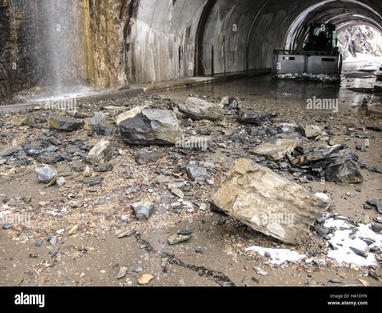 Il West Tunnel nel nel Glacier National Park è stato esplorato durante uno studio scientifico il 5 aprile 2016. I ricercatori hanno esaminato le caratteristiche geologiche del tunnel e l'ambiente circostante. Lo studio mirava a comprendere i processi geologici, gli impatti degli ecosistemi e la storia naturale dell'area, fornendo dati preziosi per la gestione e le strategie di conservazione del parco. Foto Stock