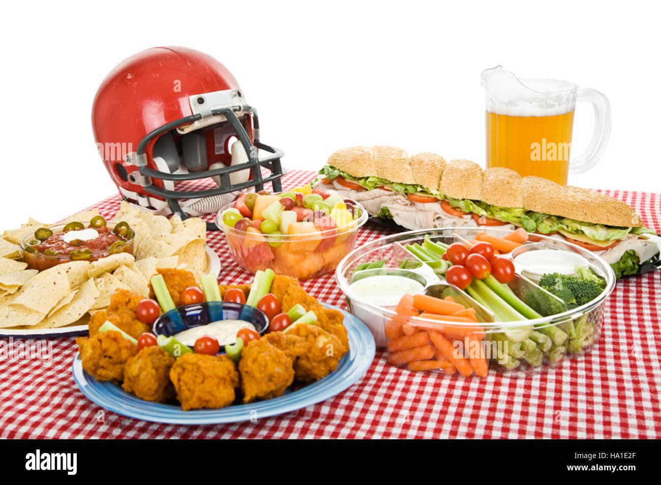 Cibo da festa del Super Bowl, tra cui ali di bufalo, patatine, verdure e vari tipi di salse, vengono mostrati per celebrare l'evento. Gli articoli più popolari includono birra, spuntini e classici dolcetti della giornata di gioco come sedano, tortilla chips e cibi speziati. Foto Stock