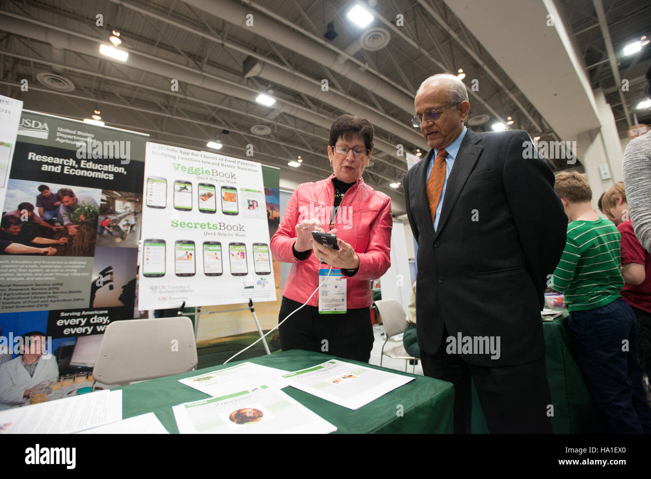 Il 4th USA Science & Engineering Festival, tenutosi presso il Walter E. Washington Convention Center di Washington D.C., presentava diverse agenzie del Dipartimento dell'Agricoltura degli Stati Uniti (USDA), come il National Institute of Food and Agriculture (NIFA) e il Forest Service (FS), che presentavano programmi di ricerca, scienza e istruzione in materia di sicurezza alimentare, agricoltura e conservazione. Foto Stock