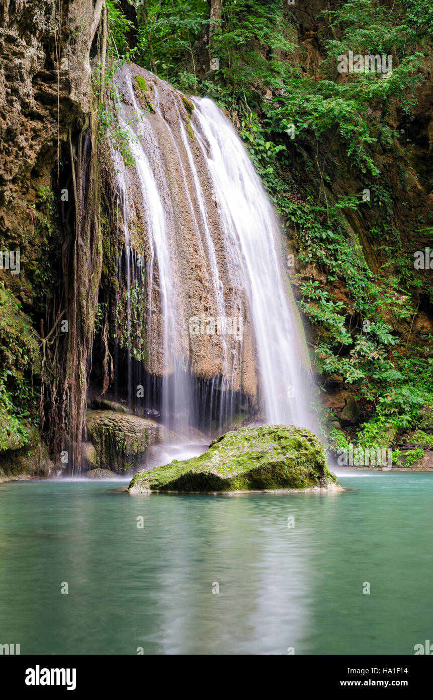 Cascate di Erawan (Thailandia) fiabesca atmosfera nel Parco Nazionale di Erawan Foto Stock