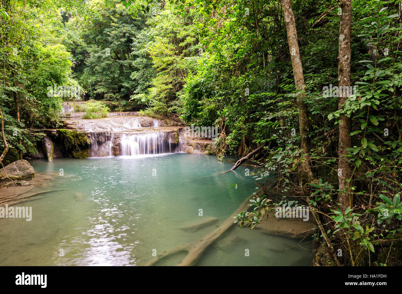 Cascate di Erawan (Thailandia) fiabesca atmosfera nel Parco Nazionale di Erawan Foto Stock