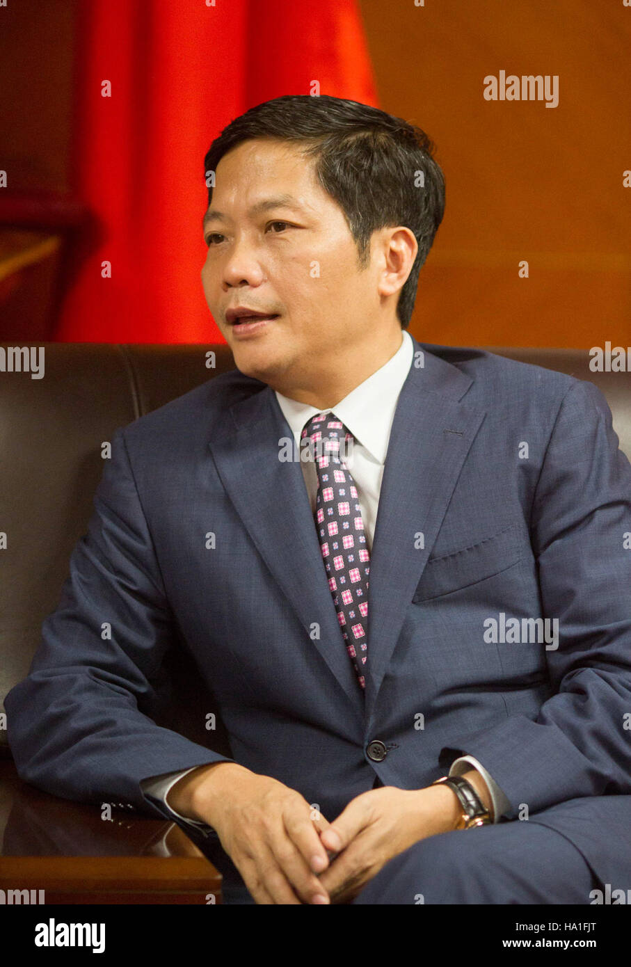 Il segretario all'agricoltura Tom Vilsack visita il Vietnam per discutere di partenariati commerciali e agricoli, sottolineando l'importanza della cooperazione internazionale. La visita, parte dell'impegno del governo degli Stati Uniti a rafforzare le relazioni commerciali globali, include discussioni sul partenariato Trans-Pacifico (TPP) e sulle politiche agricole, concentrandosi sulla crescita economica e la sostenibilità in entrambe le nazioni. Foto Stock