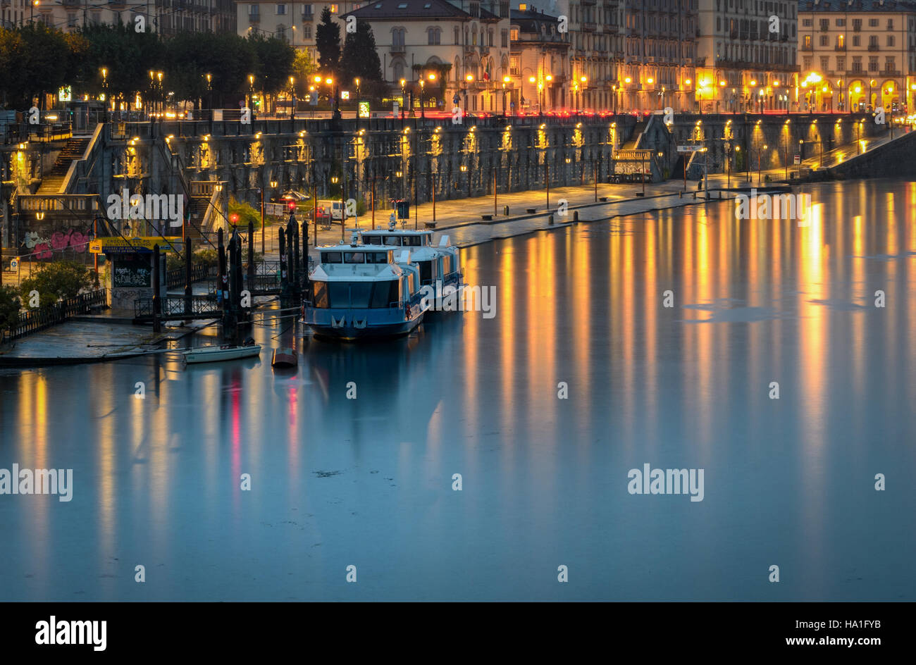 Torino vista panoramica sui Murazzi e fiume Po al crepuscolo Foto Stock