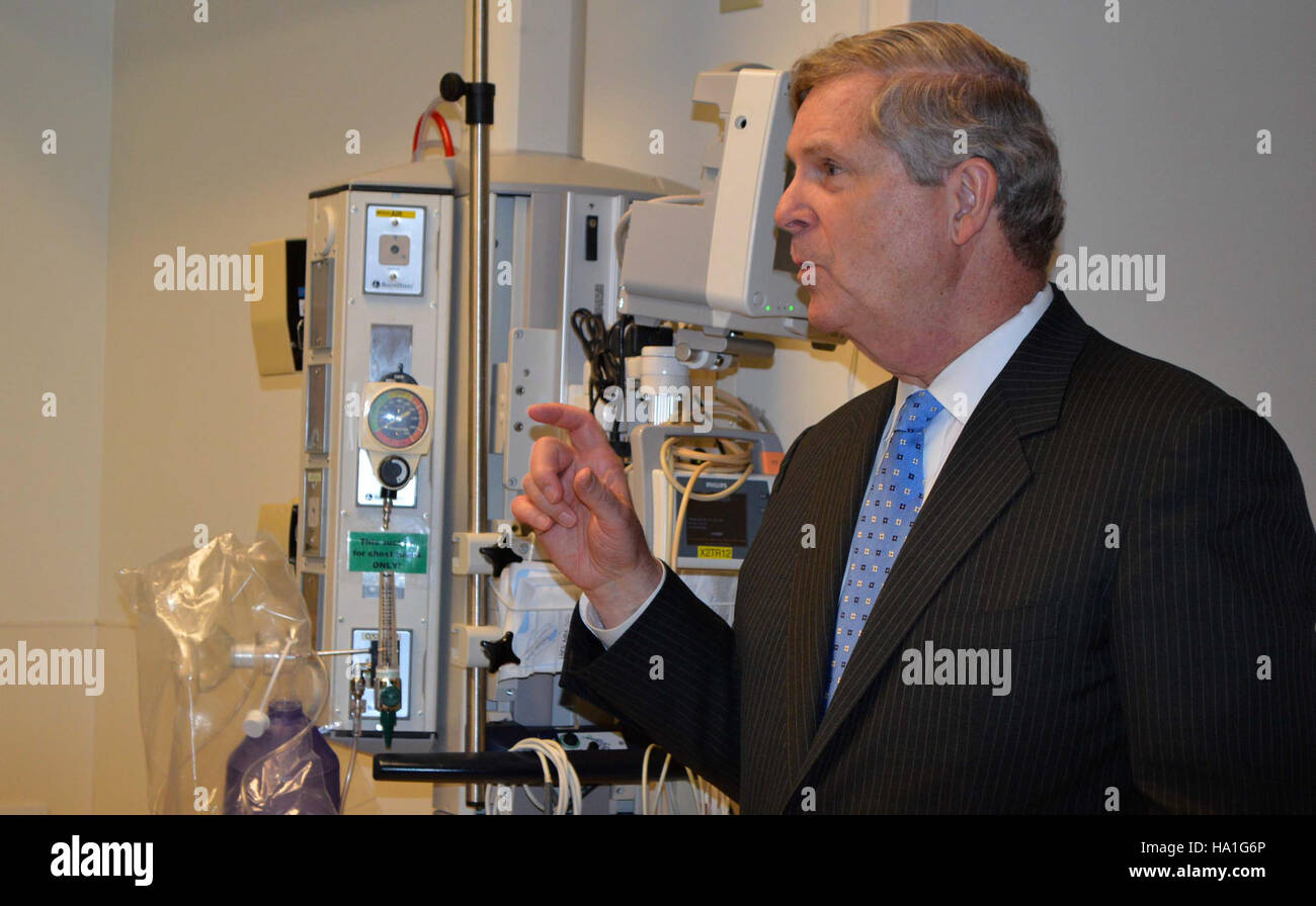 Una discussione guidata dall'USDA sull'uso di oppioidi nel contesto dei tribunali per la droga. Questa iniziativa in materia di sanità pubblica mira ad affrontare la crisi degli oppioidi attraverso programmi basati sulla comunità, che prevedono sforzi sia legali che sanitari per sostenere la ripresa. Foto Stock