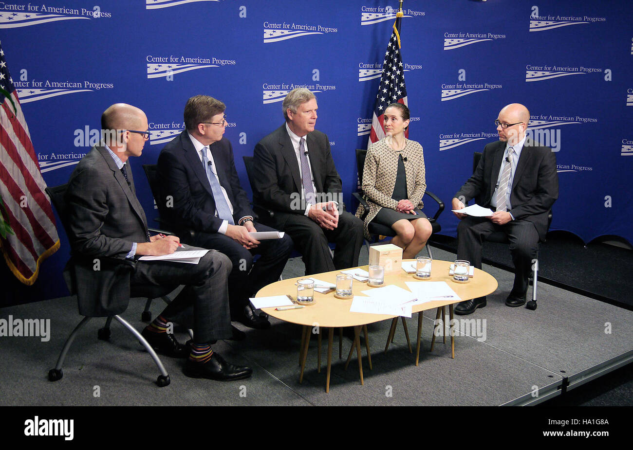 Il segretario Vilsack parla al Center for American Progress, discutendo degli sforzi per la conservazione e delle partnership con organizzazioni come il Fondo per la difesa ambientale, Land o' Lakes e Weyerhaeuser. L'attenzione è rivolta al progresso della sostenibilità nell'agricoltura e nella gestione del territorio. Foto Stock