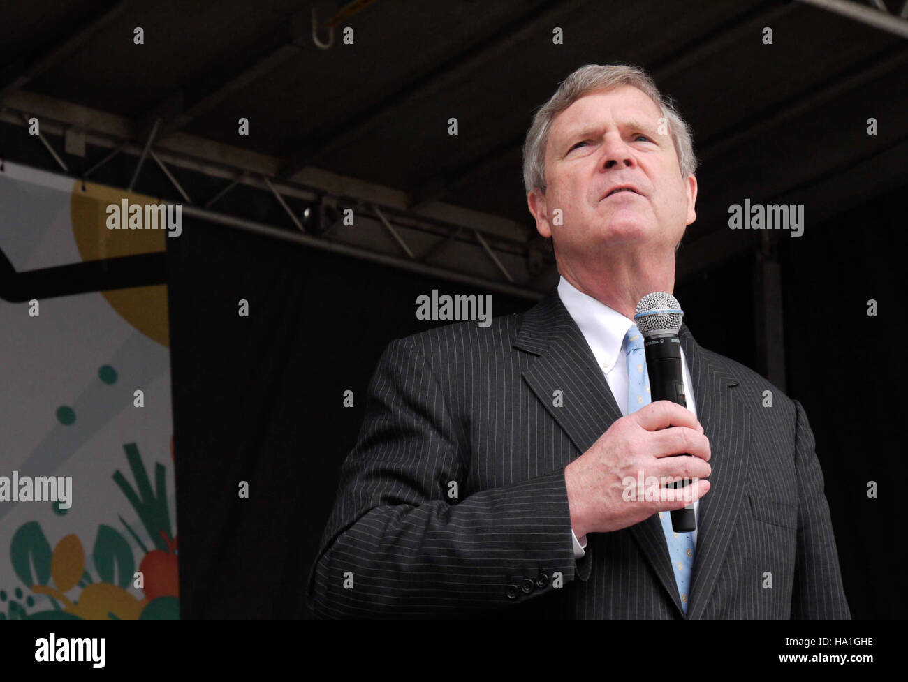 Il segretario all'agricoltura Tom Vilsack, insieme allo chef José Andrés, ha partecipato ad un evento al Woodrow Wilson Plaza di Washington, D.C., sostenuto dalla Fondazione Rockefeller. L'evento si è concentrato sulla sicurezza alimentare e sulla riduzione dei rifiuti, con un'iniziativa di distribuzione di cibo su larga scala denominata "nutrire il 5000". Foto Stock