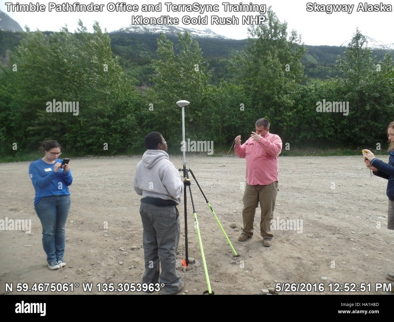 Una sessione di formazione sull'uso della tecnologia Trimble Pathfinder e TerraSync, incentrata sulla sua applicazione nella navigazione all'aperto e nel lavoro sul campo ambientale. Foto Stock