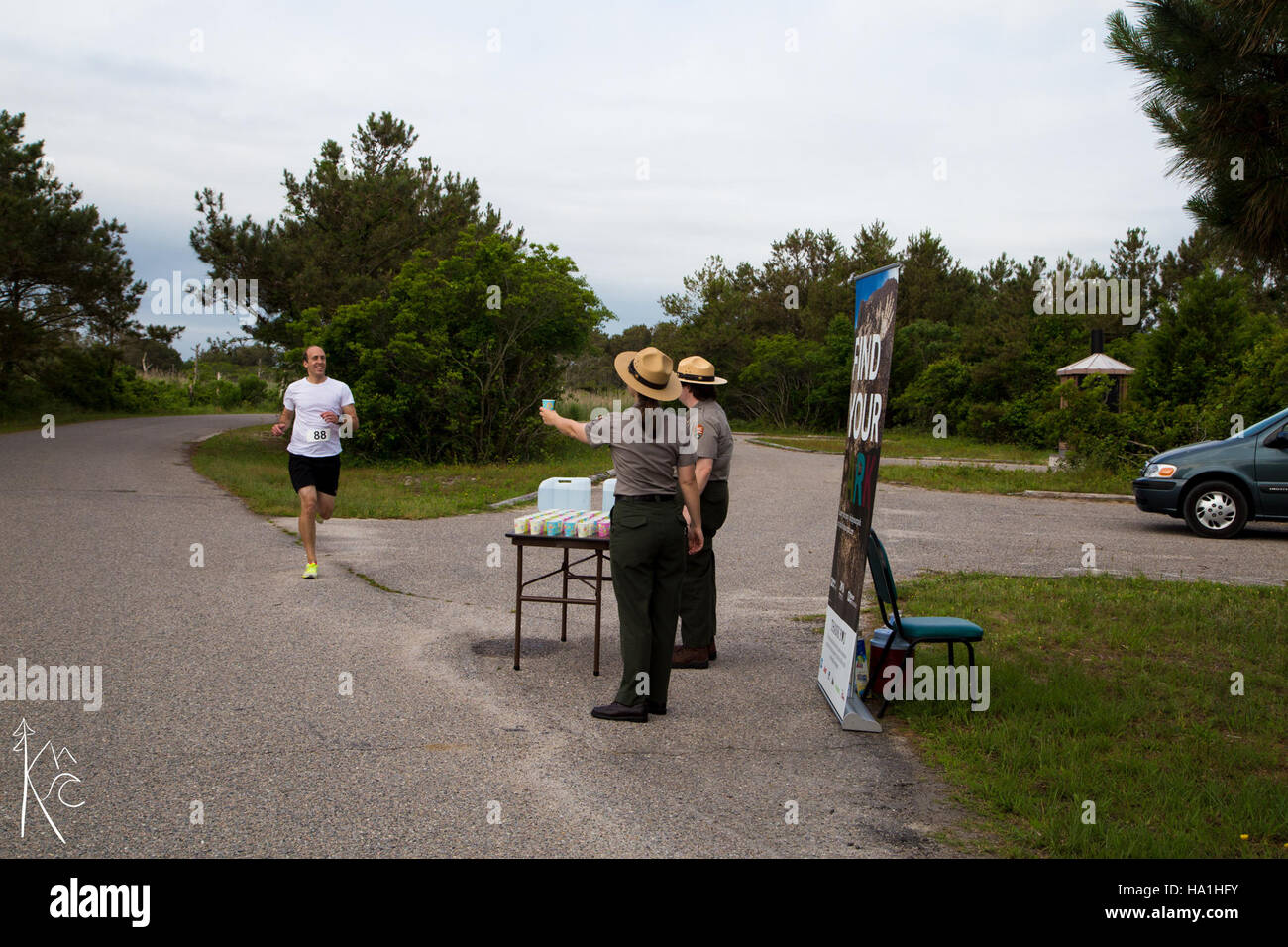La 5K Centennial Run presso l'Assateague National Park celebra il 100° anniversario del parco, concentrandosi sulla bellezza naturale e la fauna selvatica della zona. La corsa è un evento che promuove la consapevolezza della conservazione e incoraggia l'attività fisica in un ambiente panoramico. L'isola di Assateague, conosciuta per i suoi cavalli selvaggi e gli ecosistemi unici, fa da sfondo a questa celebrazione della gestione della natura e dell'ambiente. Foto Stock