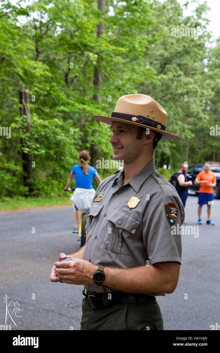 La corsa per il centenario del 5K presso l'Assateague National Park segna una pietra miliare nelle celebrazioni per il centenario del parco. L'evento promuove sia il fitness fisico che la consapevolezza della conservazione. I partecipanti percorrono i paesaggi panoramici di Assateague, che includono paludi, spiagge e boschi, mentre si godono la ricca biodiversità e gli ecosistemi del parco. Foto Stock