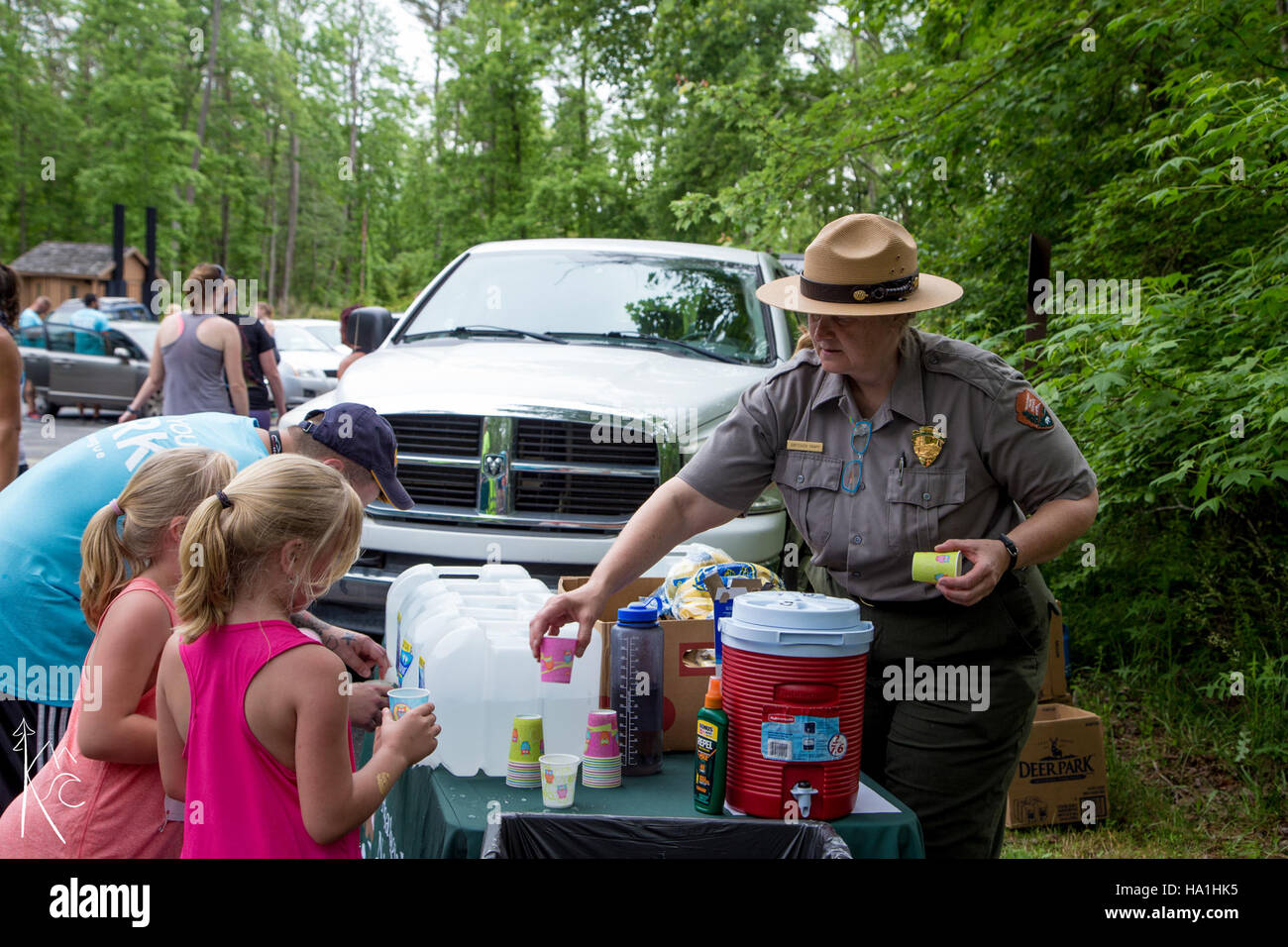 L'Assateague National Park ha ospitato una corsa per il centenario del 5K per celebrare il 100° anniversario del parco. L'evento ha visto i corridori che esplorano i diversi paesaggi del parco, sostenendo i suoi sforzi di conservazione. Foto Stock