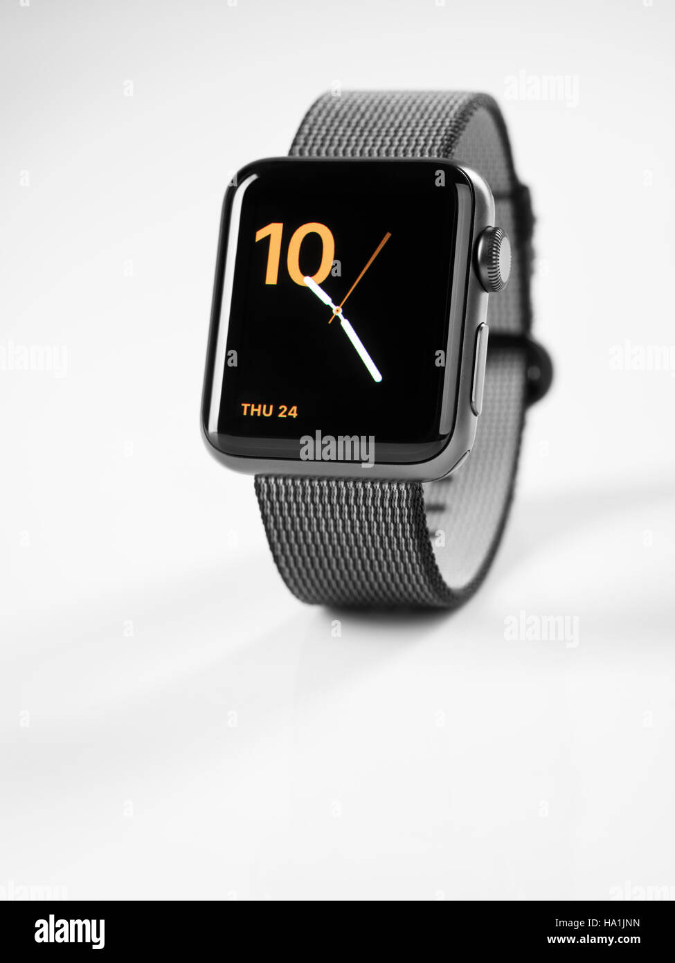 Apple guardare la serie 2 smartwatch con orologio analogico dial sul  display isolati su sfondo bianco Foto stock - Alamy