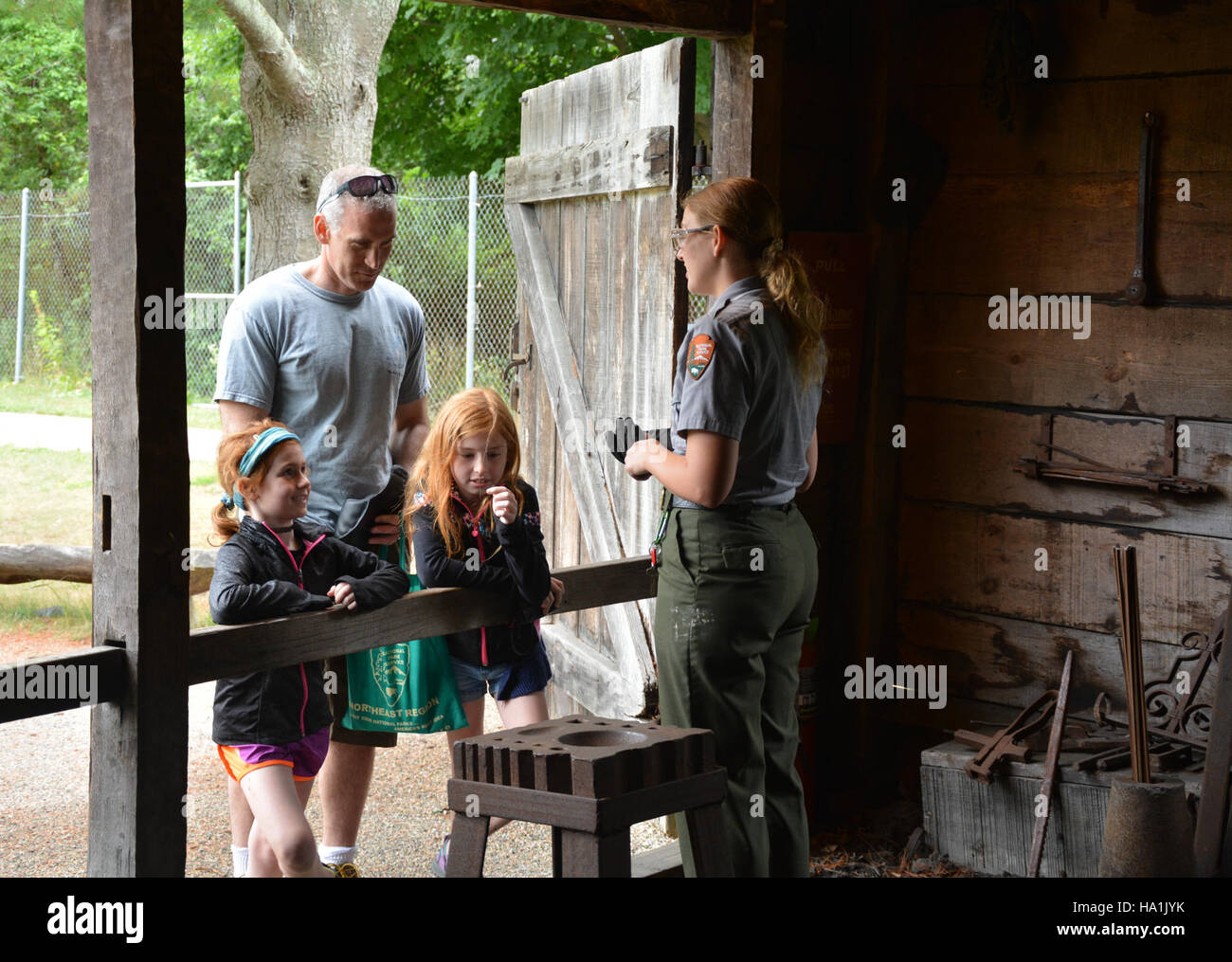 I bambini si dedicano all'apprendimento pratico presso il Blacksmith Shop del Salem-Saugus National Park, un sito storico che offre esperienze educative legate ai primi lavori industriali americani. Foto Stock