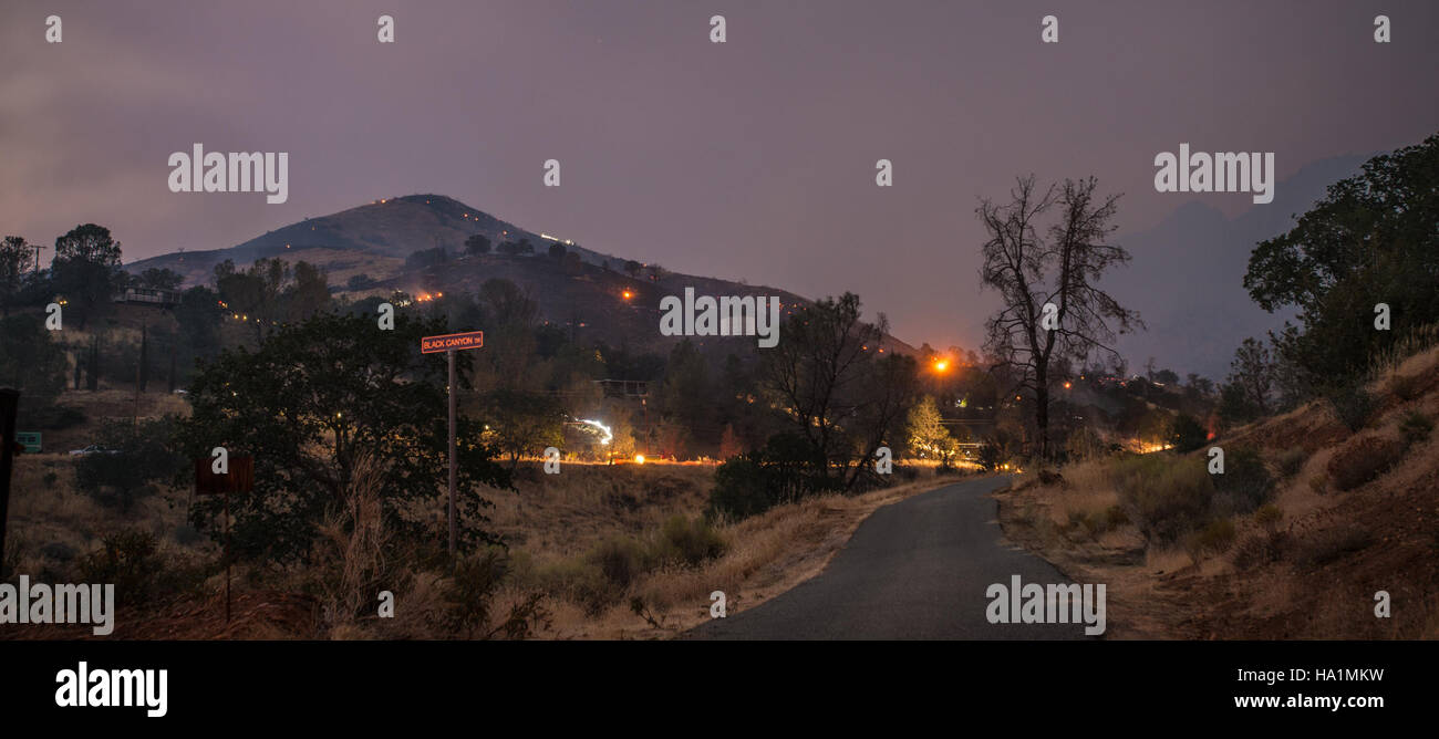 Un incendio nella contea di Kern, California, vicino al lago Isabella, è gestito dal servizio forestale degli Stati Uniti. L'incendio colpisce le aree boschive della contea di Tulare e mette in evidenza gli sforzi in corso per mitigare i rischi di incendio nelle foreste nazionali. Foto Stock